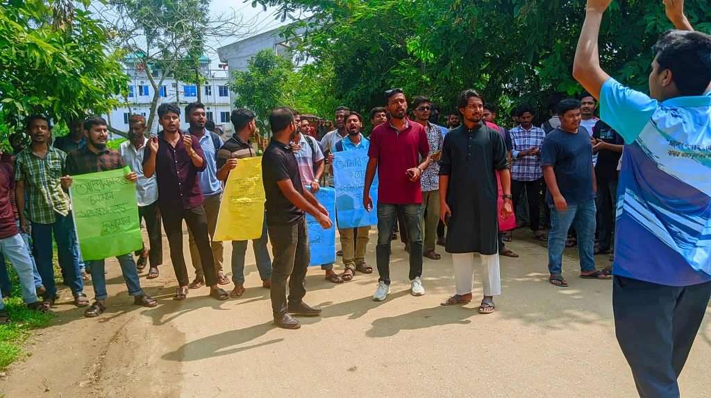 ফিটনেসবিহীন বাস অপসারণ সহ ৫ দফা দাবিতে জাককানইবি শিক্ষার্থীদের আন্দোলন