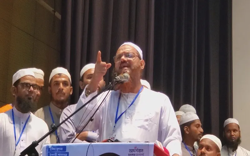 বিএনপি হলো ছেঁচড়া চাঁদাবাজ, আওয়ামী লীগ শাহী চাঁদাবাজ: চরমোনাই পীর