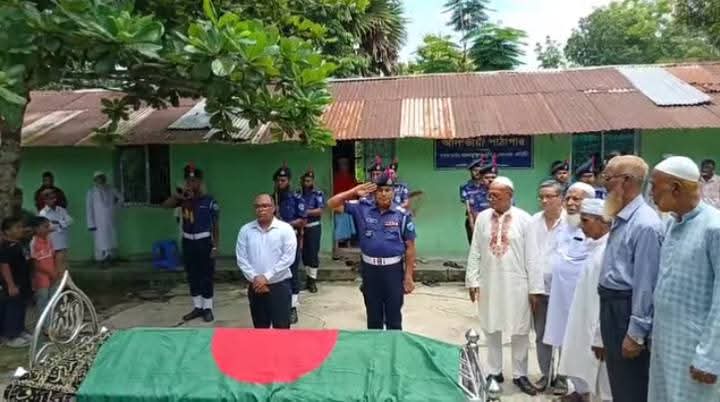 বীর মুক্তিযোদ্ধা মোঃ ইসকান্দর শিকদারের মৃত্যুতে উপজেলা প্রশাসনের গার্ড অফ অনার
